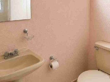 Casa en venta de 3 pisos con terreno excedente, Fracc. Real de la Plata, dentro de privada, al sur de Pachuca, Hidalgo. A espaldas del Hospital del Issste.
