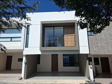 CASA EN VENTA $3,380,000 ZONA PLAZA SAN DIEGO, 4 RECÁMARAS, TRES NIVELES ROOF GARDEN.