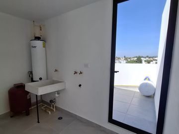 CASA EN VENTA $3,380,000 ZONA PLAZA SAN DIEGO, 4 RECÁMARAS, TRES NIVELES ROOF GARDEN.