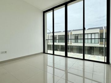 Dijual Rumah Milenial Cluster California Pik2, Uk. 4,5X10, 2 Lantai, Harga : Rp 1,05 M