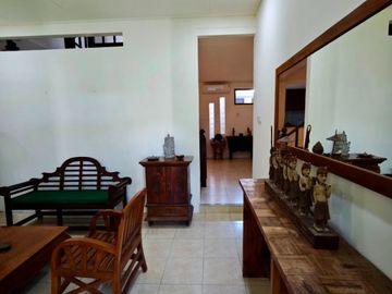 RUMAH BALINESE EXCLUSIVE 2 LANTAI DI SILIGITA NUSA DUA DEKAT PANTAI MENGIAT