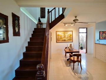 RUMAH BALINESE EXCLUSIVE 2 LANTAI DI SILIGITA NUSA DUA DEKAT PANTAI MENGIAT