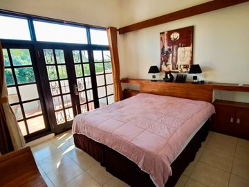 RUMAH BALINESE EXCLUSIVE 2 LANTAI DI SILIGITA NUSA DUA DEKAT PANTAI MENGIAT
