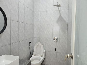 TURUN HARGA! Dijual Rumah Minimalis Modern 2 Lantai dengan SHM di Harapan Indah Bekasi