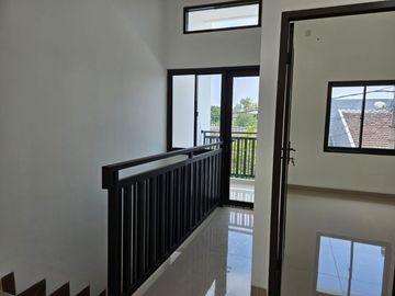 TURUN HARGA! Dijual Rumah Minimalis Modern 2 Lantai dengan SHM di Harapan Indah Bekasi