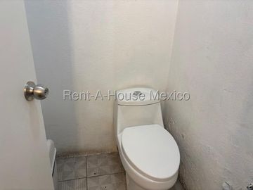 Casa en Renta con Uso de Suelo Comercial en San Miguel Chapultepec cerca de la estación de metro Juanacatlán #27-61 AVC
