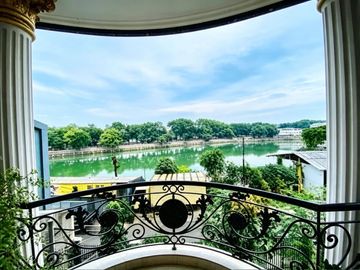 RUMAH 3 LANTAI SIAP HUNI DI CAKUNG JAKARTA TIMUR – VIEW DANAU | PARKIR 7 MOBIL | SHM