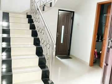 RUMAH 3 LANTAI SIAP HUNI DI CAKUNG JAKARTA TIMUR – VIEW DANAU | PARKIR 7 MOBIL | SHM