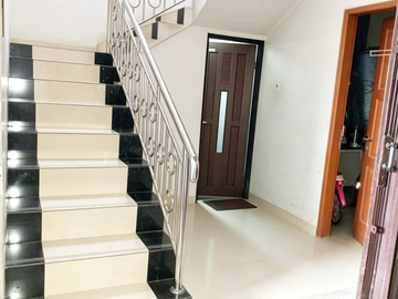RUMAH 3 LANTAI SIAP HUNI DI CAKUNG JAKARTA TIMUR – VIEW DANAU | PARKIR 7 MOBIL | SHM
