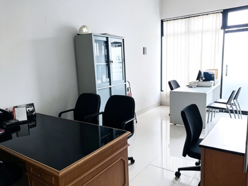 RUMAH 3 LANTAI SIAP HUNI DI CAKUNG JAKARTA TIMUR – VIEW DANAU | PARKIR 7 MOBIL | SHM