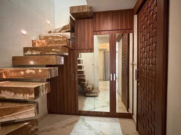 Rumah di Cilandak Lengkap Private Pool Akses Mudah ke Citos & MRT