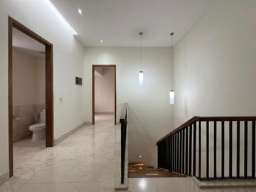 Rumah di Cilandak Lengkap Private Pool Akses Mudah ke Citos & MRT