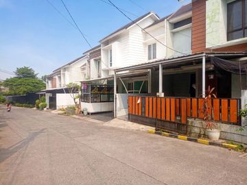 Rumah 2LT Over Kredit dkt Stasiun sisa 7 THN LG di Cikaret Cibinong Bogor