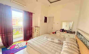 ‼️Turun Harga‼️
Dijual Rumah Cantik Full Furnished Posisi Hoek di Kota Wisata Cibubur
