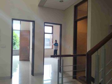 Rumah Townhouse 3 Lantai Siap Huni di Kemang Utara, Jakarta Selatan