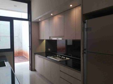 Rumah Townhouse 3 Lantai Siap Huni di Kemang Utara, Jakarta Selatan