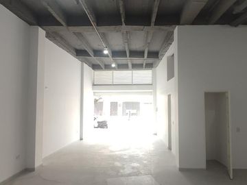 Local REntando $2.4 millones mes. Area 64 mts Precio $450 mll