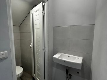 Disewakan Rumah Brand New Semi Furnish Dekat Akses Tol dan Kawasan Kuliner di Sutera Harmoni Alam Sutera Tangerang