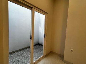 Disewakan Rumah Brand New Semi Furnish Dekat Akses Tol dan Kawasan Kuliner di Sutera Harmoni Alam Sutera Tangerang