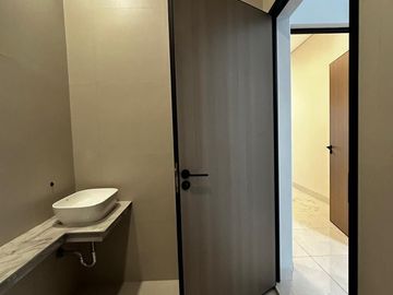 Disewakan Rumah Brand New Semi Furnish Dekat Akses Tol dan Kawasan Kuliner di Sutera Harmoni Alam Sutera Tangerang