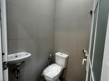 Disewakan Rumah Brand New Semi Furnish Dekat Akses Tol dan Kawasan Kuliner di Sutera Harmoni Alam Sutera Tangerang