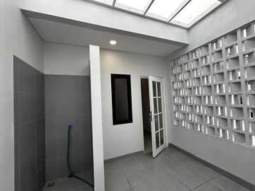 Disewakan Rumah Brand New Semi Furnish Dekat Akses Tol dan Kawasan Kuliner di Sutera Harmoni Alam Sutera Tangerang