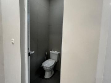 Disewakan Rumah Brand New Semi Furnish Dekat Akses Tol dan Kawasan Kuliner di Sutera Harmoni Alam Sutera Tangerang