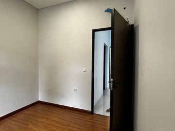Disewakan Rumah Brand New Semi Furnish Dekat Akses Tol dan Kawasan Kuliner di Sutera Harmoni Alam Sutera Tangerang