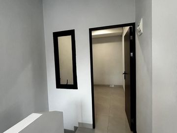 Disewakan Rumah Brand New Semi Furnish Dekat Akses Tol dan Kawasan Kuliner di Sutera Harmoni Alam Sutera Tangerang