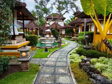 Villa Tropis Dengan Sentuhan Balinese Dekat Pantai Saba