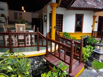 Villa Tropis Dengan Sentuhan Balinese Dekat Pantai Saba