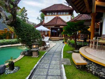 Villa Tropis Dengan Sentuhan Balinese Dekat Pantai Saba