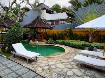 Villa Tropis Dengan Sentuhan Balinese Dekat Pantai Saba