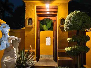 Villa Tropis Dengan Sentuhan Balinese Dekat Pantai Saba