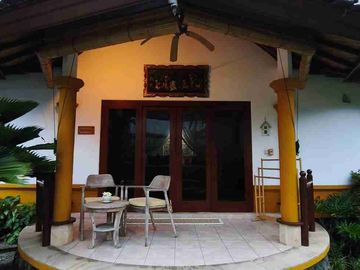 Villa Tropis Dengan Sentuhan Balinese Dekat Pantai Saba