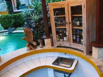 Villa Tropis Dengan Sentuhan Balinese Dekat Pantai Saba
