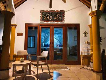Villa Tropis Dengan Sentuhan Balinese Dekat Pantai Saba