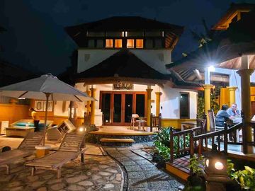 Villa Tropis Dengan Sentuhan Balinese Dekat Pantai Saba