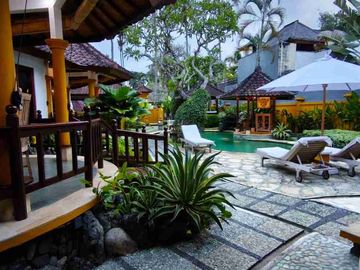 Villa Tropis Dengan Sentuhan Balinese Dekat Pantai Saba
