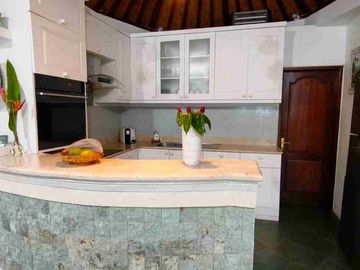 Villa Tropis Dengan Sentuhan Balinese Dekat Pantai Saba