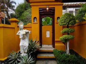 Villa Tropis Dengan Sentuhan Balinese Dekat Pantai Saba