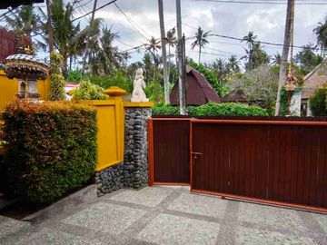 Villa Tropis Dengan Sentuhan Balinese Dekat Pantai Saba