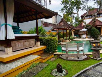 Villa Tropis Dengan Sentuhan Balinese Dekat Pantai Saba