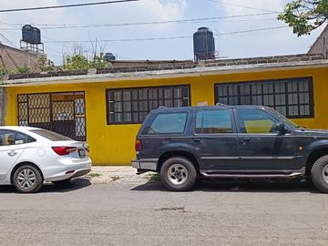 Venta de propiedad en la Colonia Melchor Muzquiz, Ecatepec de Morelos.  con 8 viviendas (4 de 2 recámaras y 4 de 1 recámara) y estacionamiento
