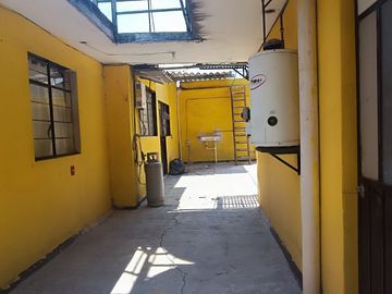 Venta de propiedad en la Colonia Melchor Muzquiz, Ecatepec de Morelos.  con 8 viviendas (4 de 2 recámaras y 4 de 1 recámara) y estacionamiento