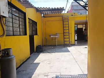 Venta de propiedad en la Colonia Melchor Muzquiz, Ecatepec de Morelos.  con 8 viviendas (4 de 2 recámaras y 4 de 1 recámara) y estacionamiento