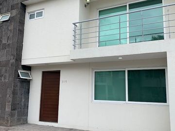 CASA AMUEBLADA EN RENTA RESIDENCIAL NATURA CERCA DE PUNTO VERDE Y CENTRO MAX LEON, GTO.