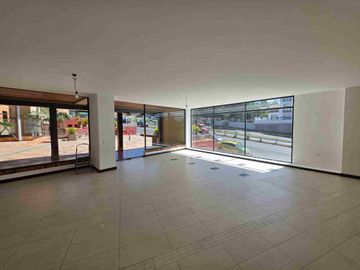 Arriendo local comercial Cumbayá cerca a la Universidad San Francisco av principal Paseo San Francisco