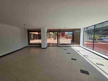 Arriendo local comercial Cumbayá cerca a la Universidad San Francisco av principal Paseo San Francisco
