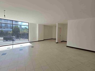 Arriendo local comercial Cumbayá cerca a la Universidad San Francisco av principal Paseo San Francisco